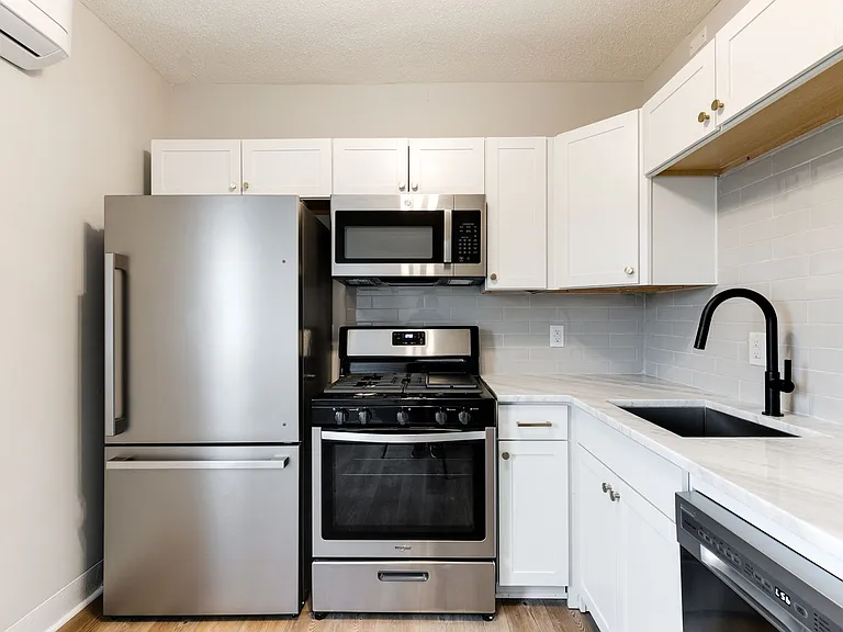 Great Renovated Two Bedroom Apt in the Heart of Church Hill — Photo 23