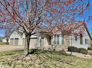 5568 Oak Hills Dr, Burlington, IA