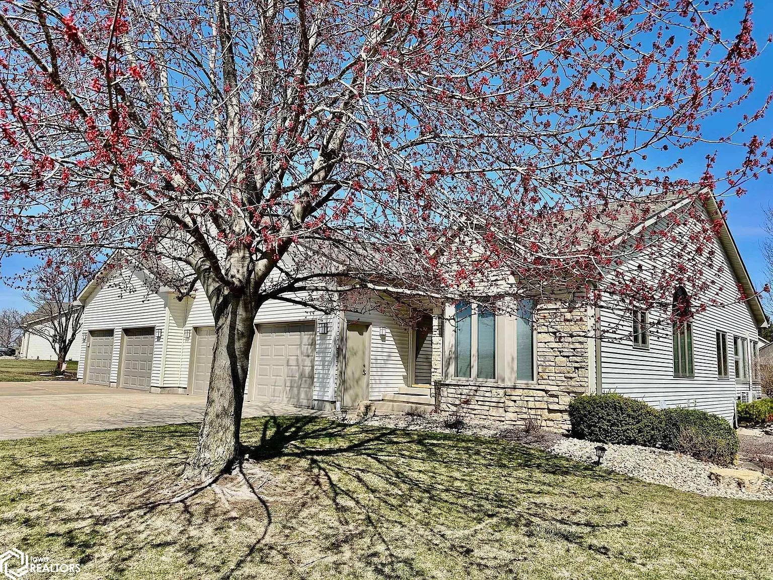 5568 Oak Hills Dr photo 1