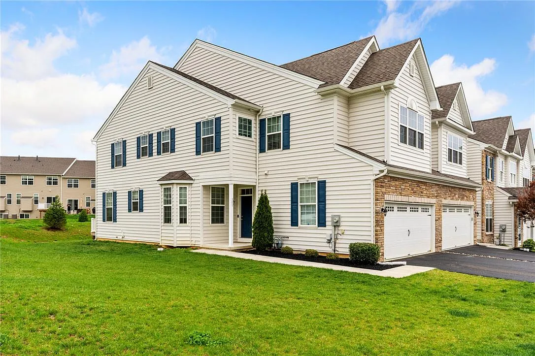 3 bed, 2.5 bath, 2583 sqft, $3,200 — Photo 2