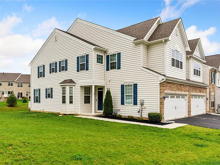 301 Redclover Ln — Photo 2