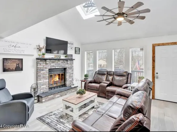 535 Country Place Dr, Tobyhanna, PA 18466