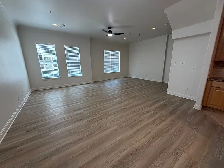 2320 Stutz Dr — Photo 7