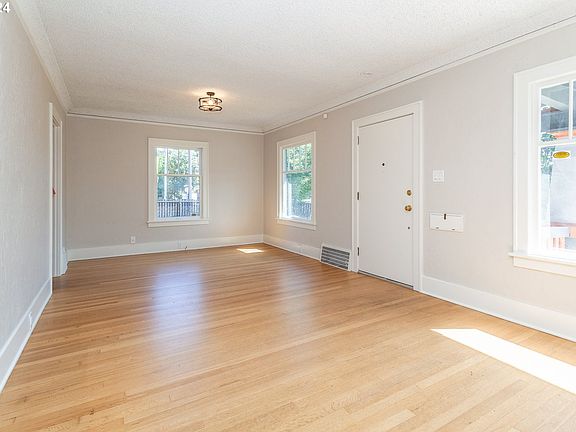Living Room>