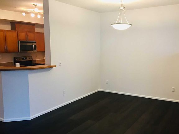 Breakfast Bar & Dining Room