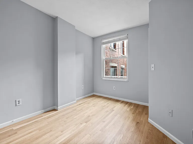 12 Parmenter St #4R — Photo 11