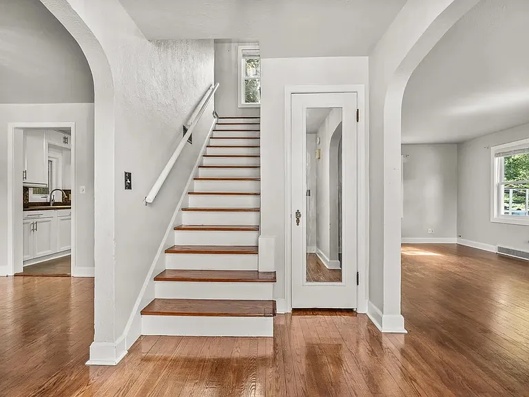 330 Drake St — Photo 9