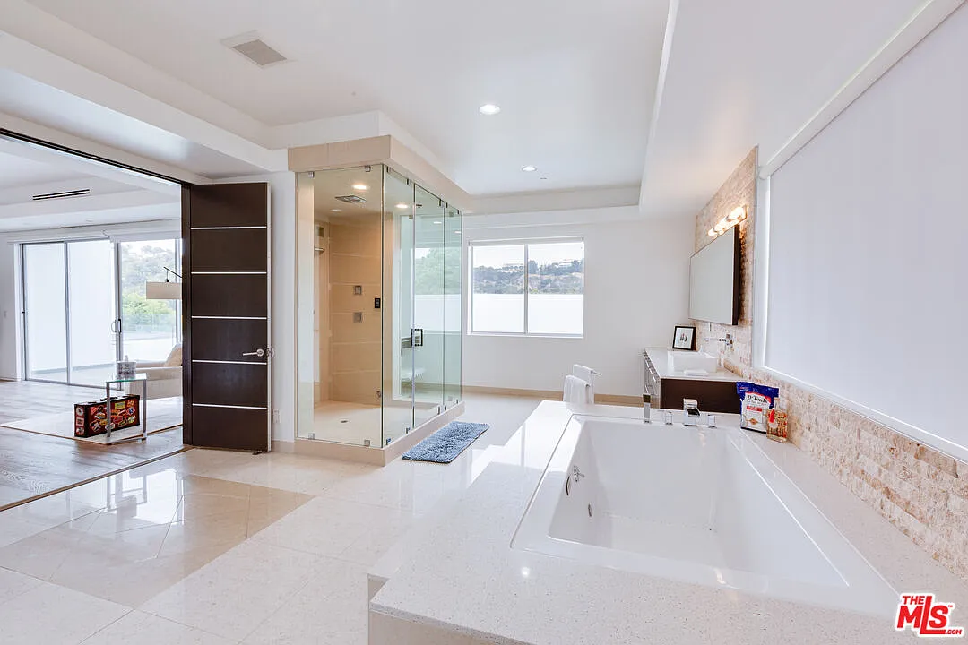 6 bed, 6.0 bath, 5056 sqft, $26,900 — Photo 3