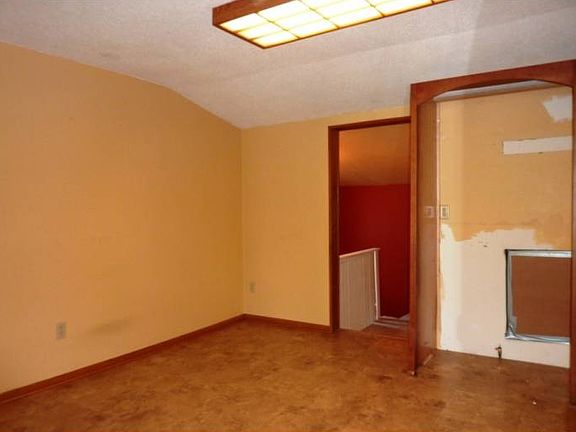 5th image of 306 W 2nd St