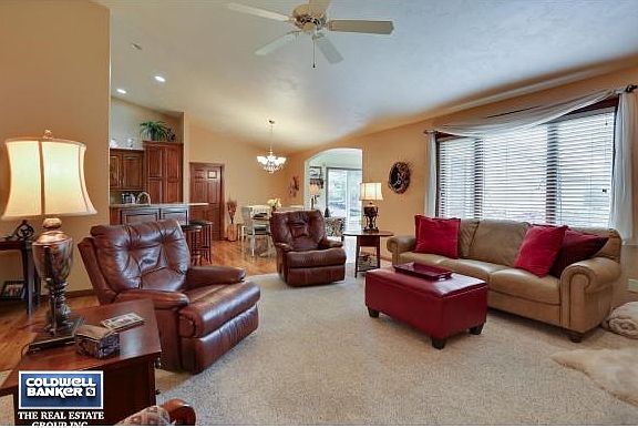 Open to dining/kitchen