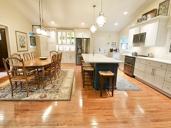 3rd image of 8015 Van Ness Way