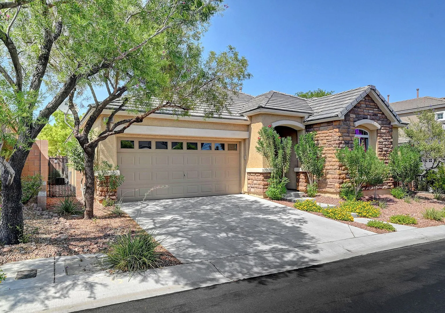 Single Story Home in Gated Community with Providence Las Vegas — Photo 4