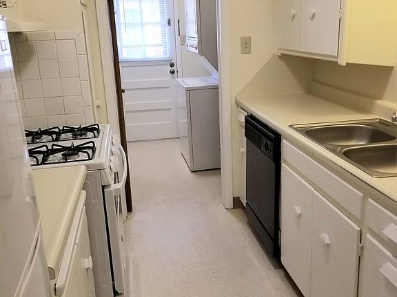 Kitchen, appliances included