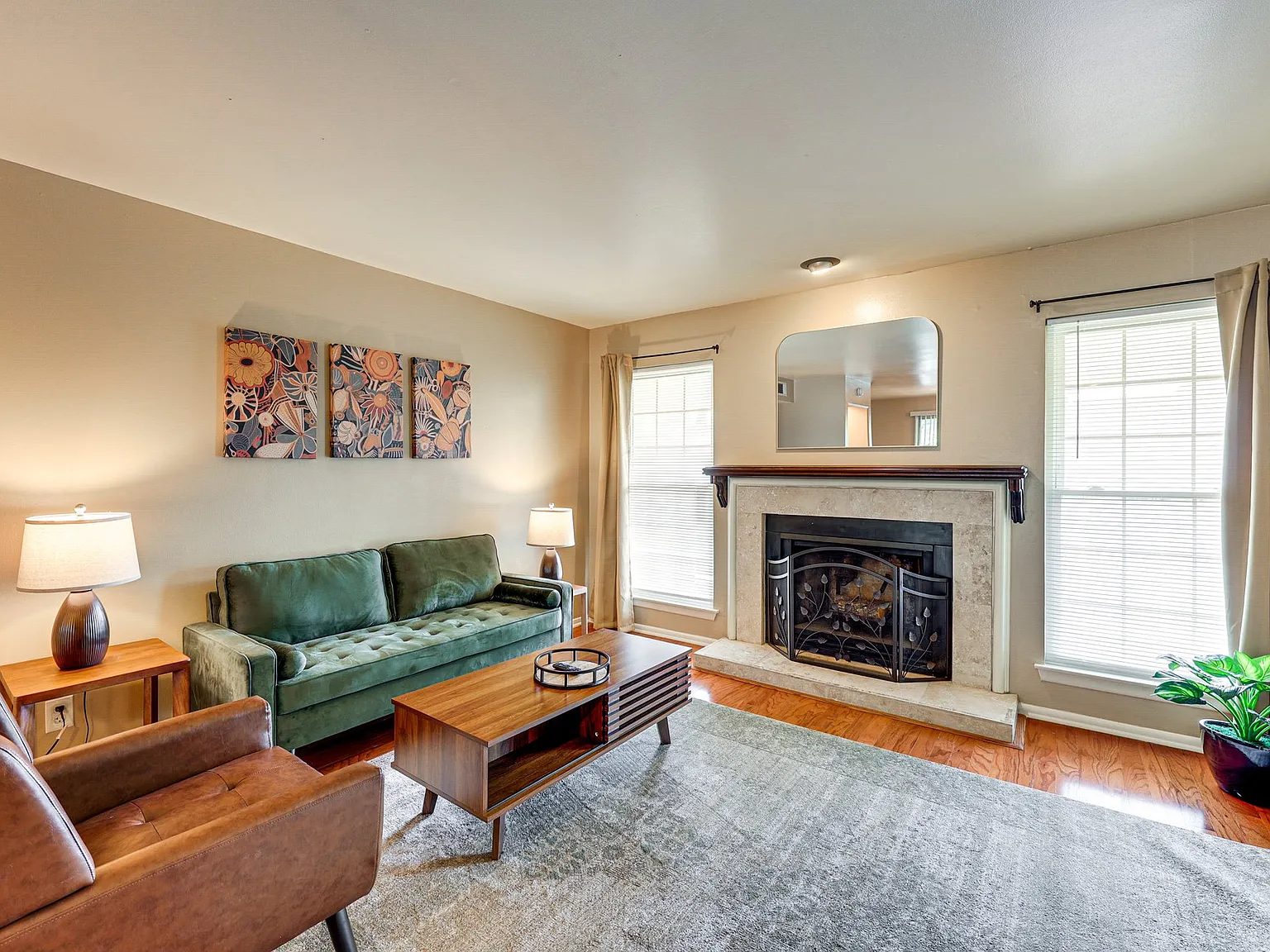 3 bed, 1317 sqft, $2,400 — Photo 4