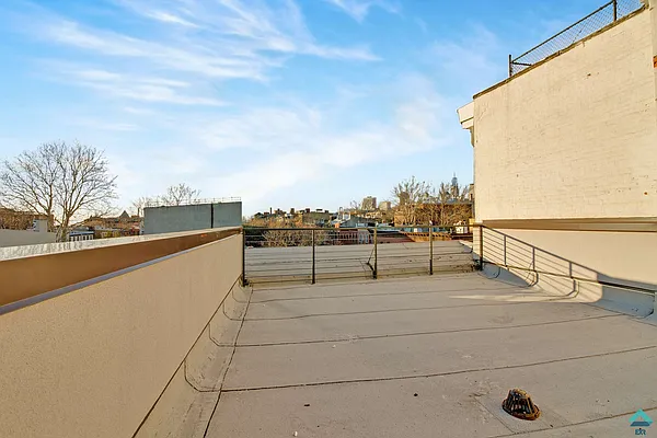 Rented by EXR | media 10