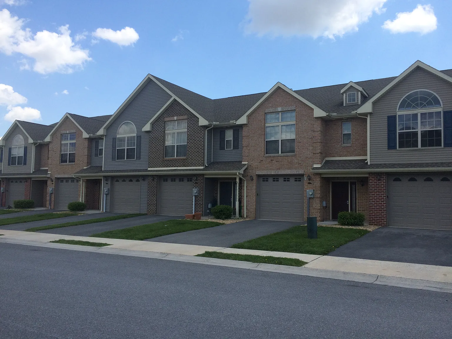 3 bed, 2.5 bath, 1700 sqft, $1,650 — Photo 1