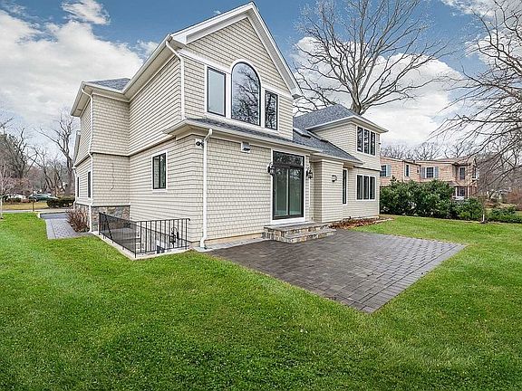 3rd image of 154 Crescent Ln