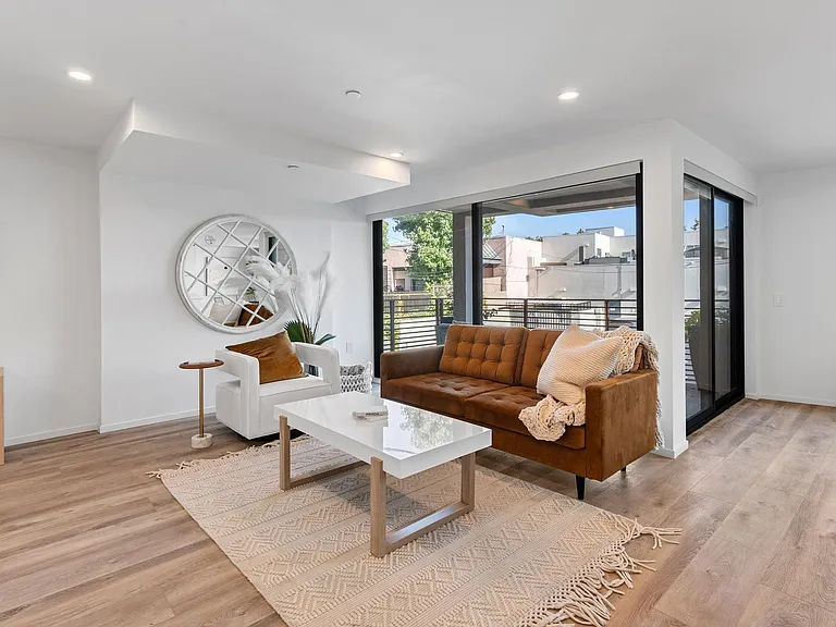 916 Westbourne Dr #203 — Photo 11