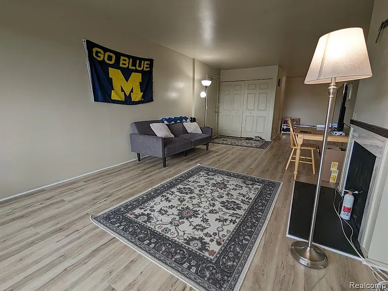 1315 S Maple Rd — Photo 3