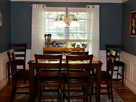 3rd image of 20 Kristen Ln