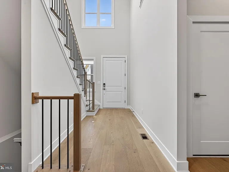 881 N Manchester St — Photo 21