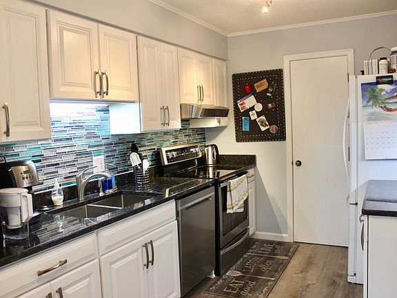 Kitchen - Granite Countertops & Tile Backsplash