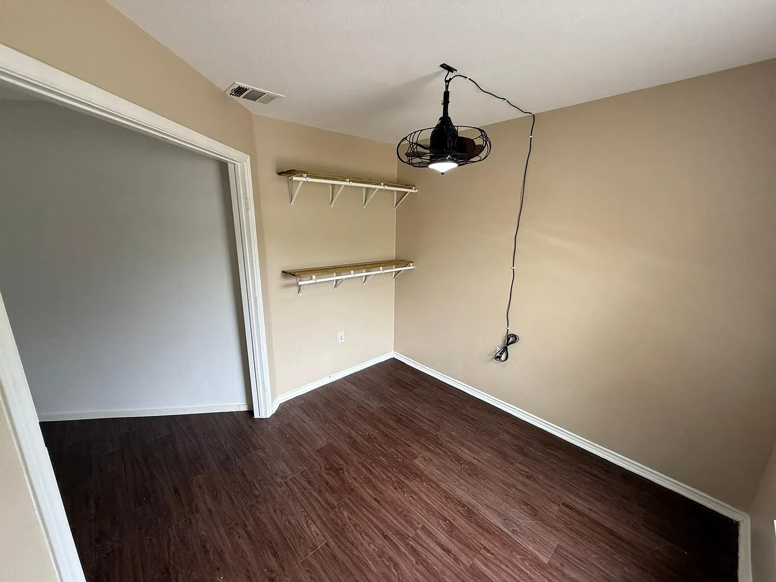 1 bed, 120 sqft, $499 — Photo 2