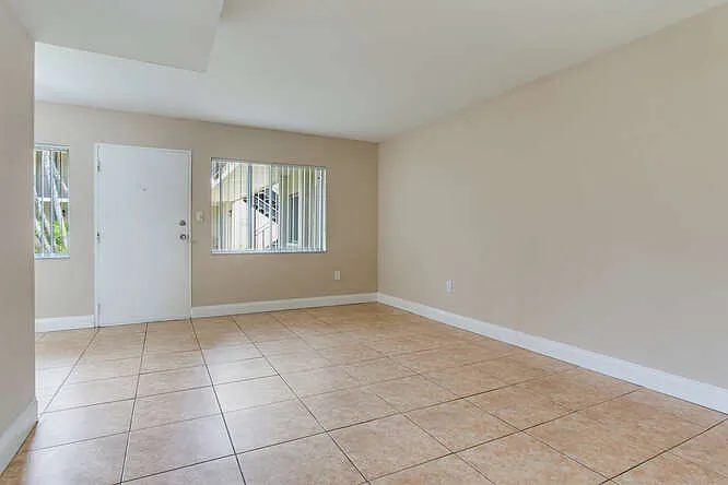 Chateau Apartments — Photo 37