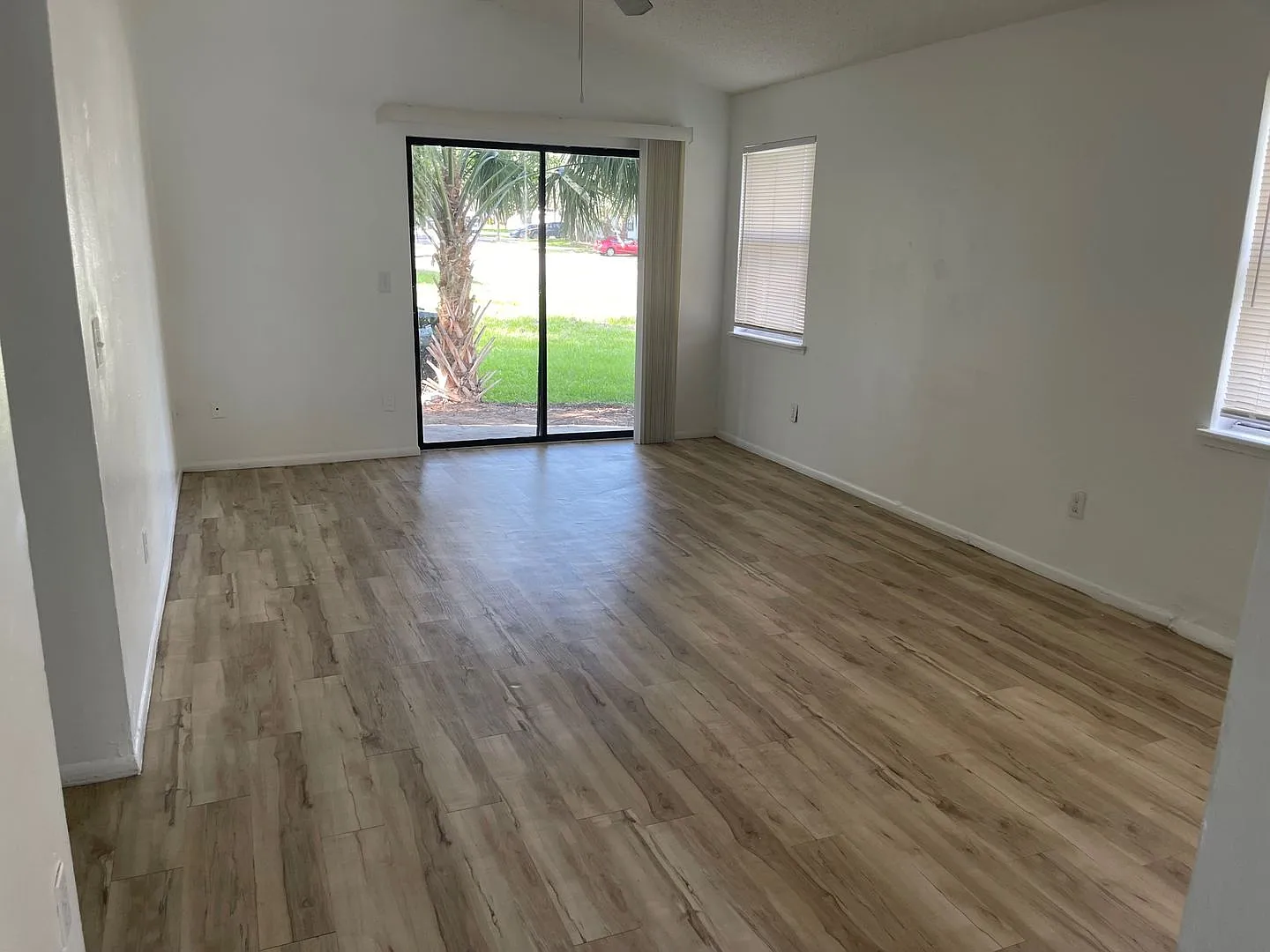 Charming 2 Bedroom Duplex Near UCF Available Now! — Photo 2