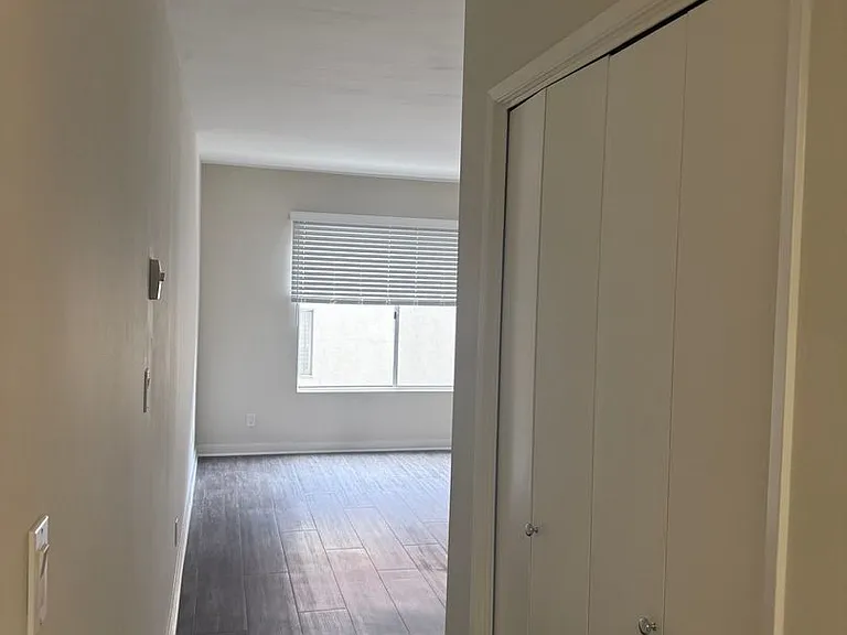 Windsor Place Apartments — Photo 18