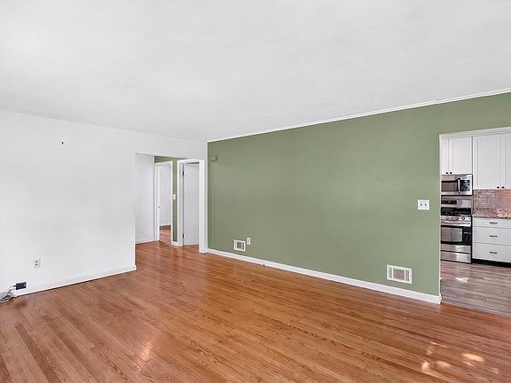 5th image of 131 Iroquois Avenue