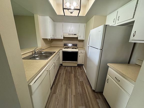 2nd image of 2815 Rhonda Ln #2815