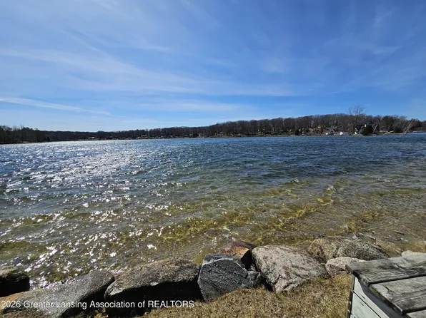 9471 Peninsula Dr, Mecosta, MI 49332