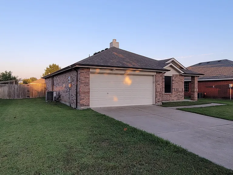 2608 Plantation Dr — Photo 2