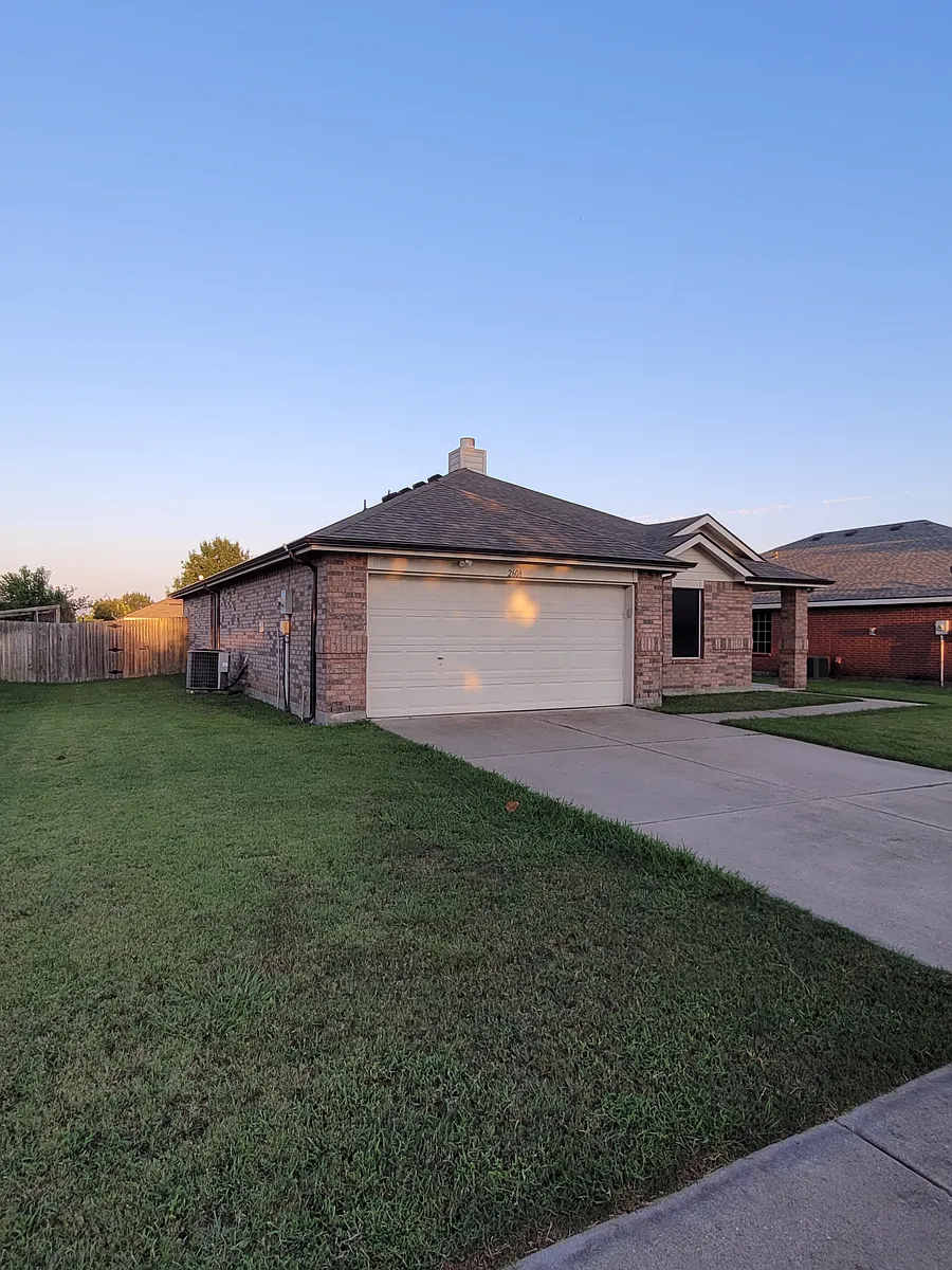 Building Photo - 2608 Plantation Dr