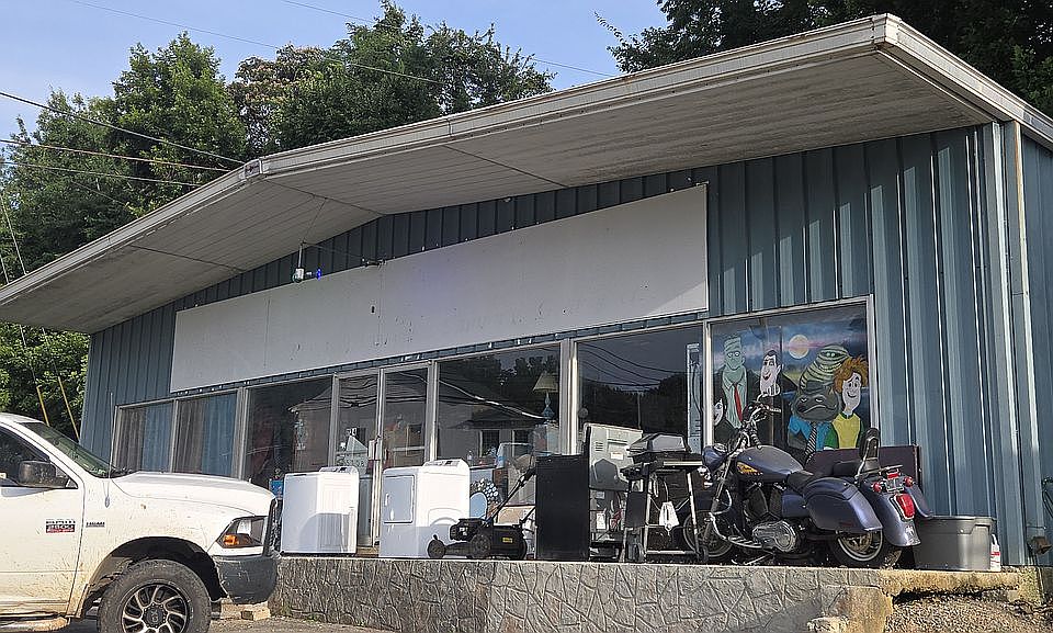 2nd image of 1124 Bridge St