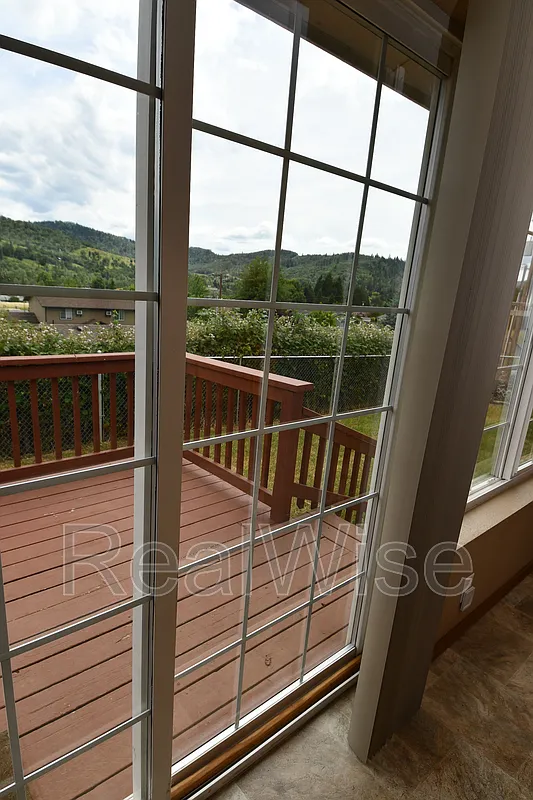 3 bed, 2.0 bath, 1456 sqft, $1,875 — Photo 2