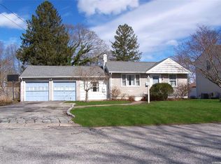 11 W Walnut St, Islip, NY 11751