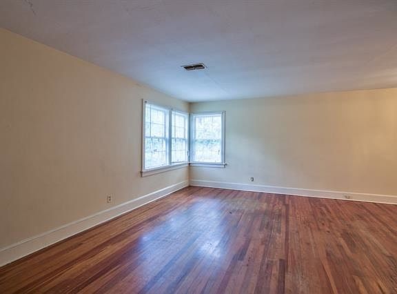 5th image of 325 E Palmer Ave