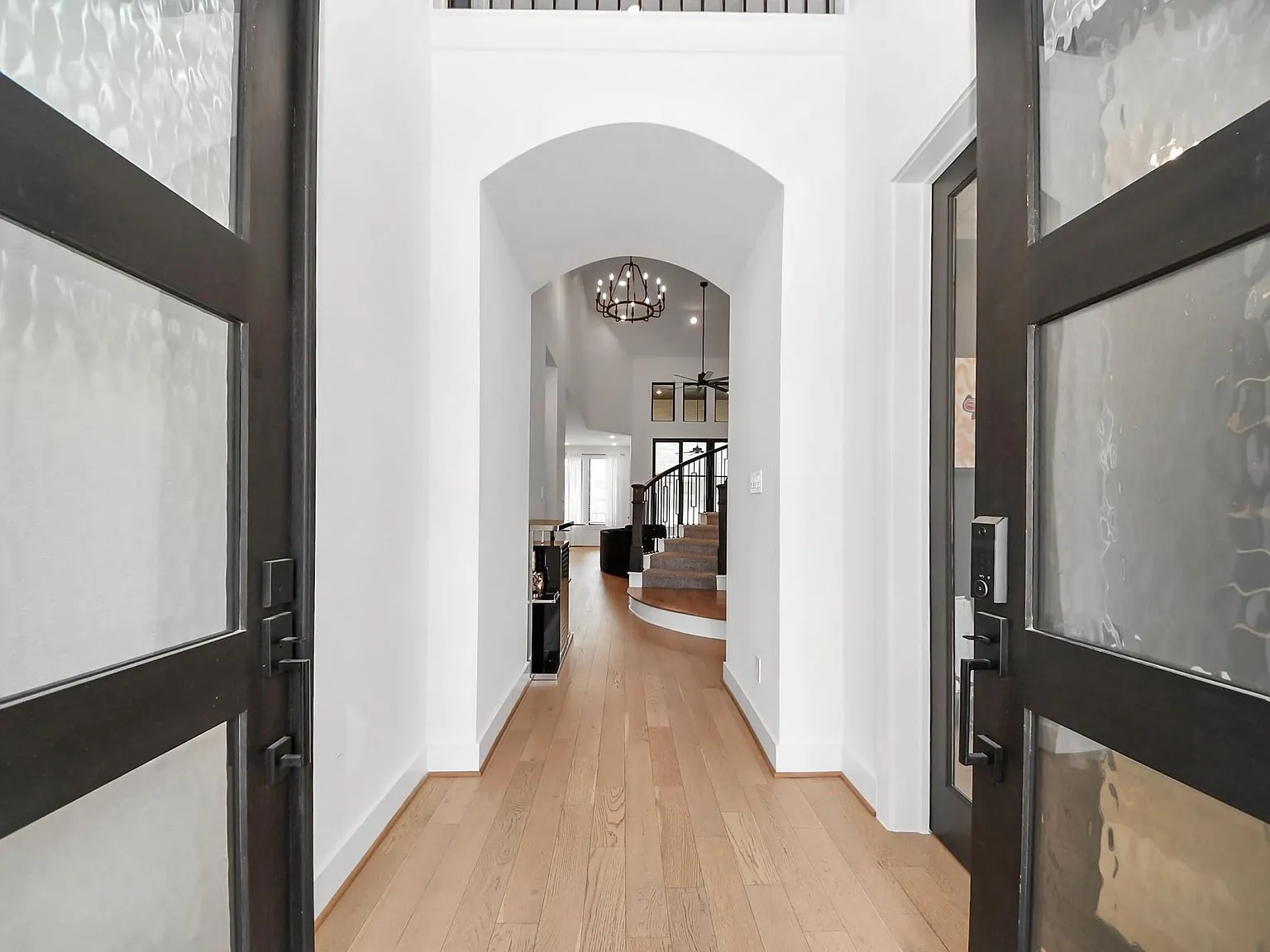 5 bed, 5.5 bath, 3816 sqft, $5,200 — Photo 2