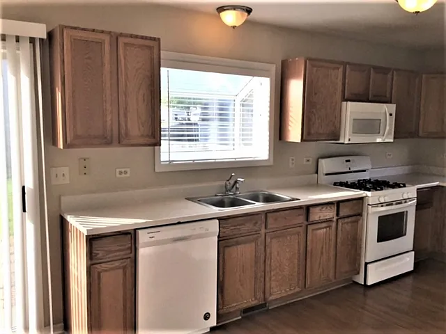 Building Photo - 185 E Silver Oaks Dr