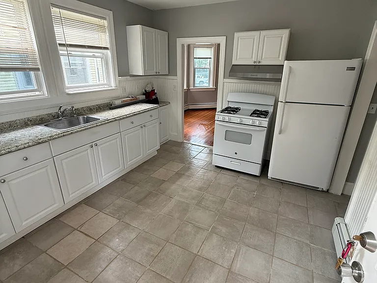 11 Moss Ave — Photo 2