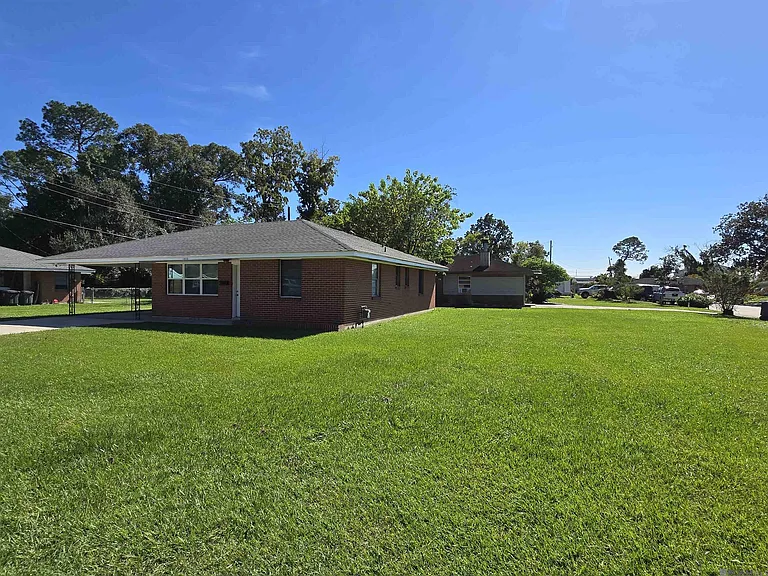 1465 Aster St — Photo 3