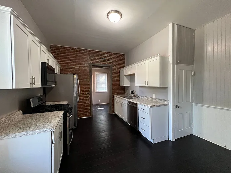 1326 Oak St — Photo 4