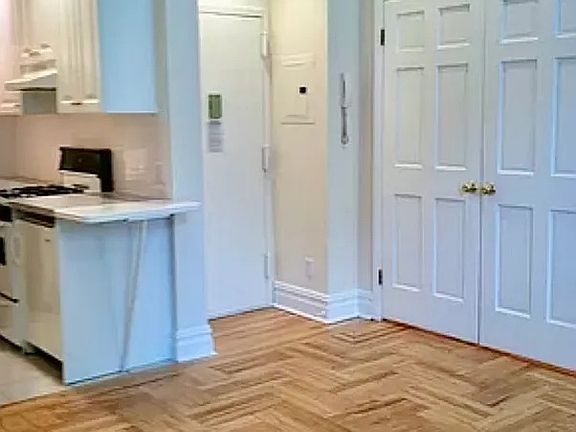 4th image of 849 Lexington Ave APT 3F