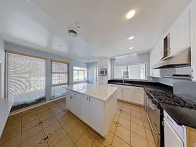 4 bed, 2418 sqft, $6,500 — Photo 2