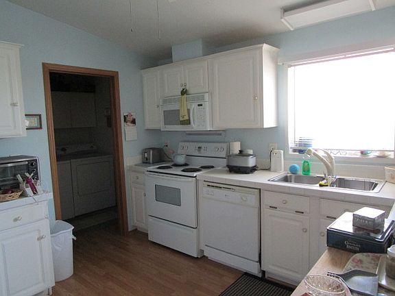 3rd image of 895 Meadowlark Cir