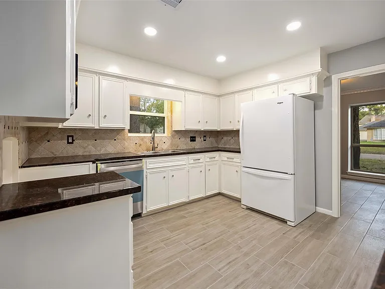 3823 Fernglade Dr — Photo 9