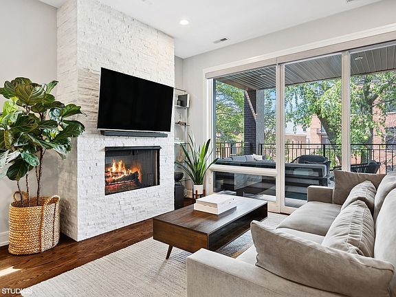 3rd image of 1057 N Wood St APT 2
