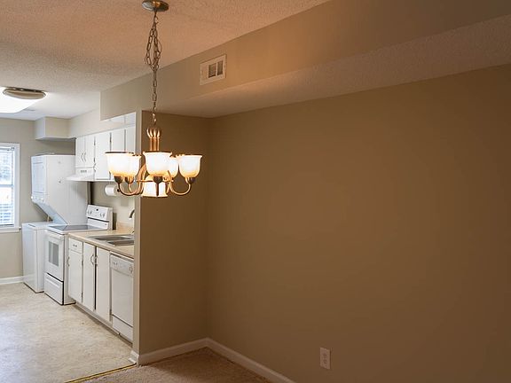 5th image of 109 Scott Ln